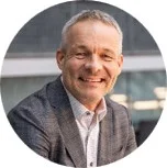 Headshot of Urs Koenig, best-selling author and leadership expert, endorser of Ideas to Action